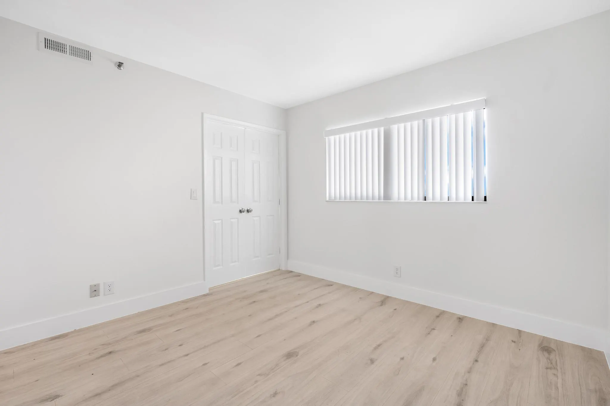 2200 S Cypress Bend Dr, #805