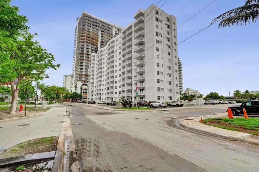 200 S Birch Rd, #305