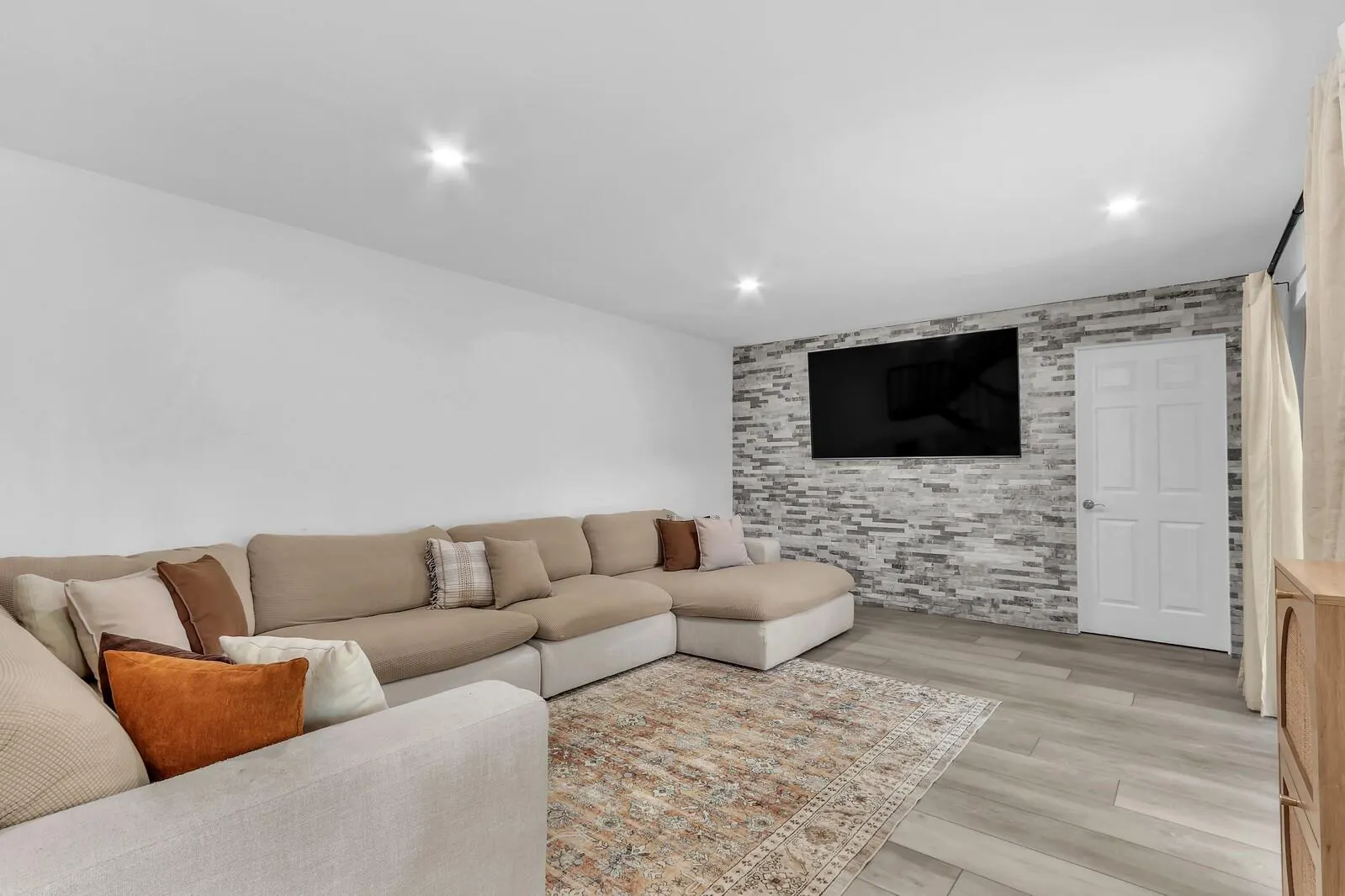 730 7th Ln
