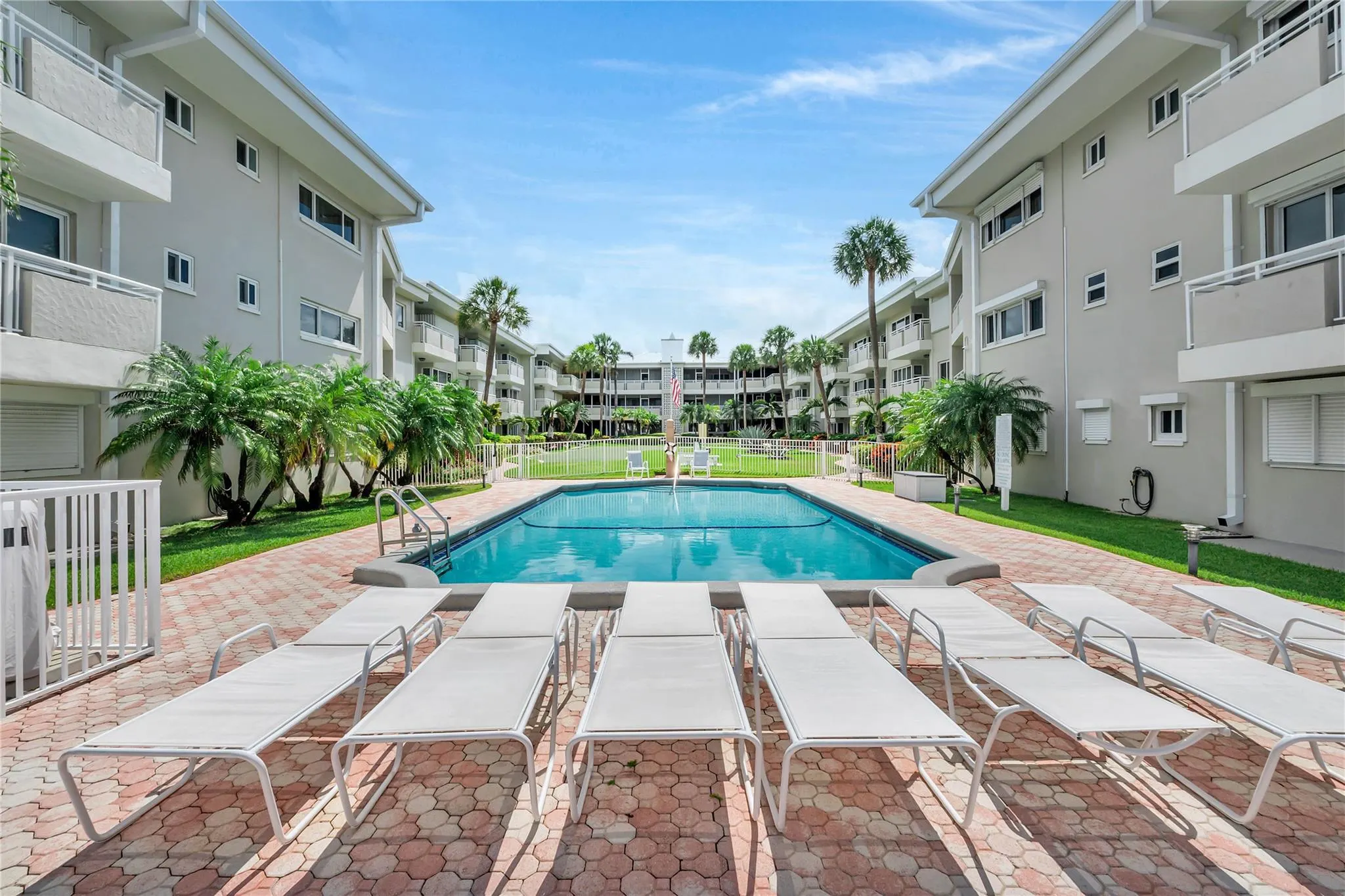 1198 Hillsboro Mile, #212
