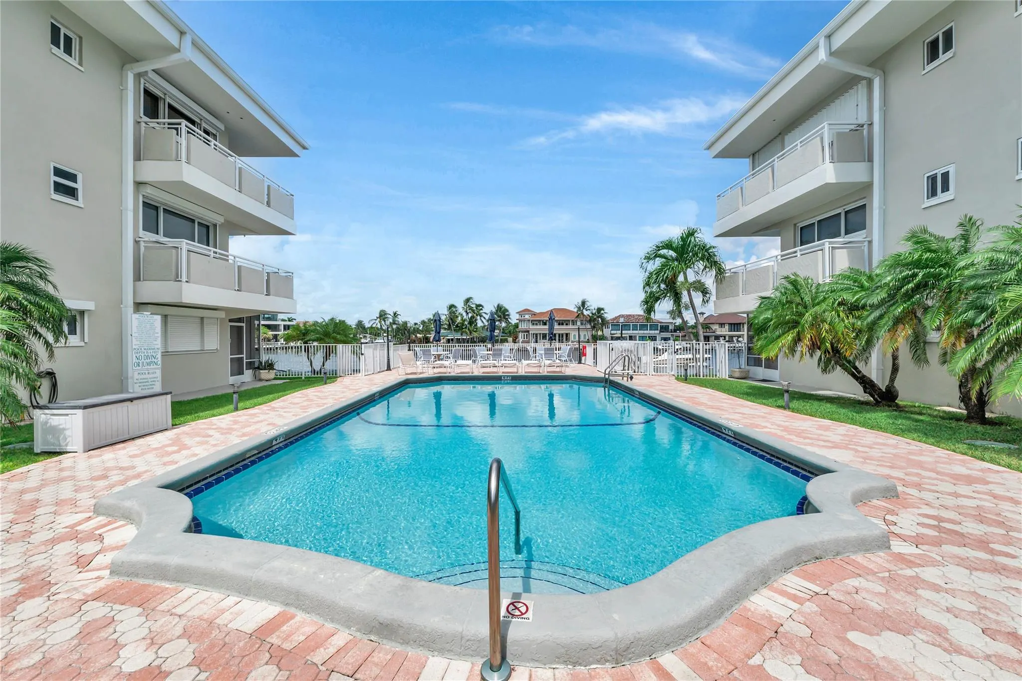 1198 Hillsboro Mile, #212