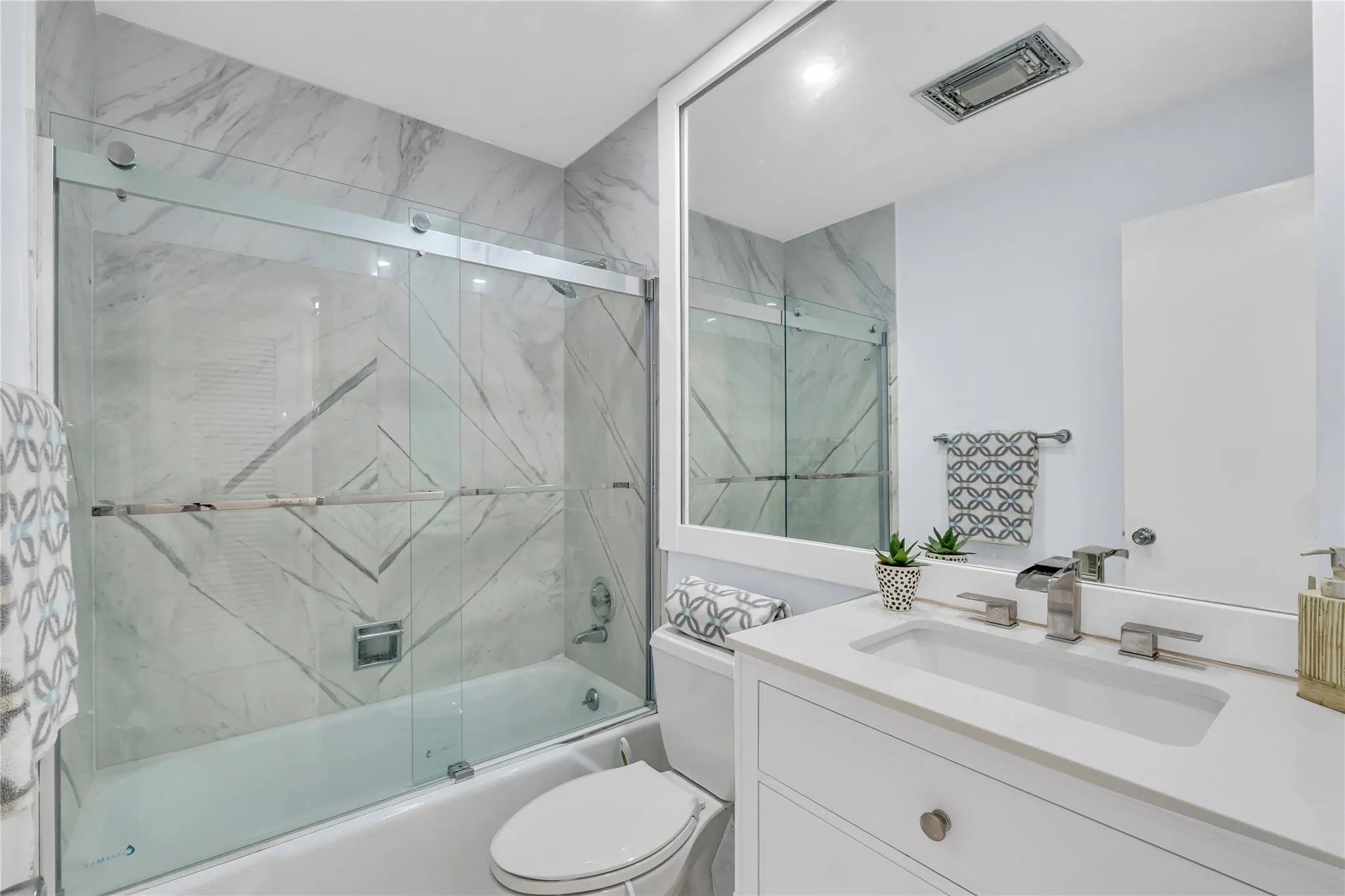 1198 Hillsboro Mile, #212