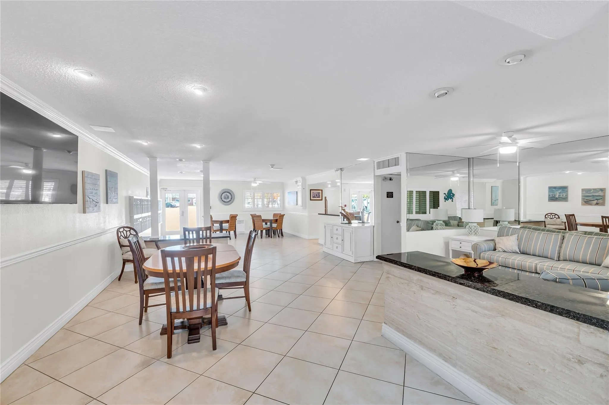 1198 Hillsboro Mile, #212