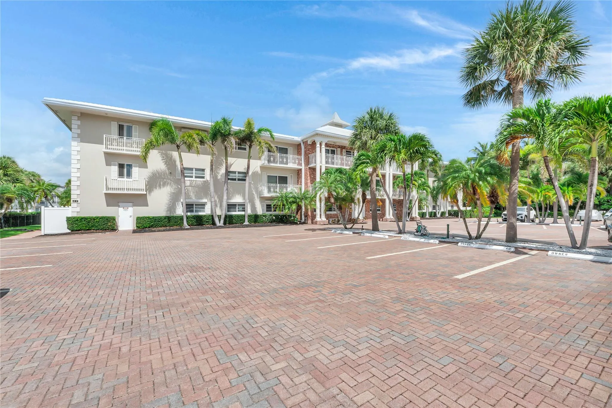 1198 Hillsboro Mile, #212