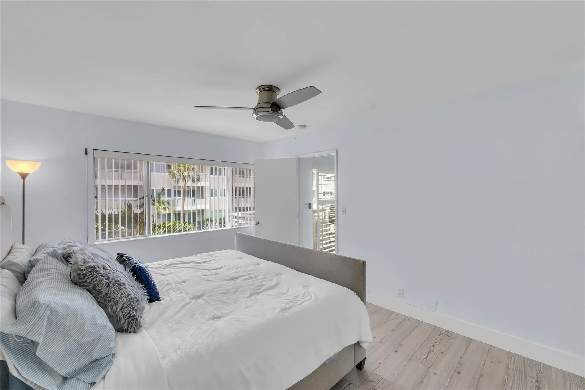 1198 Hillsboro Mile, #212