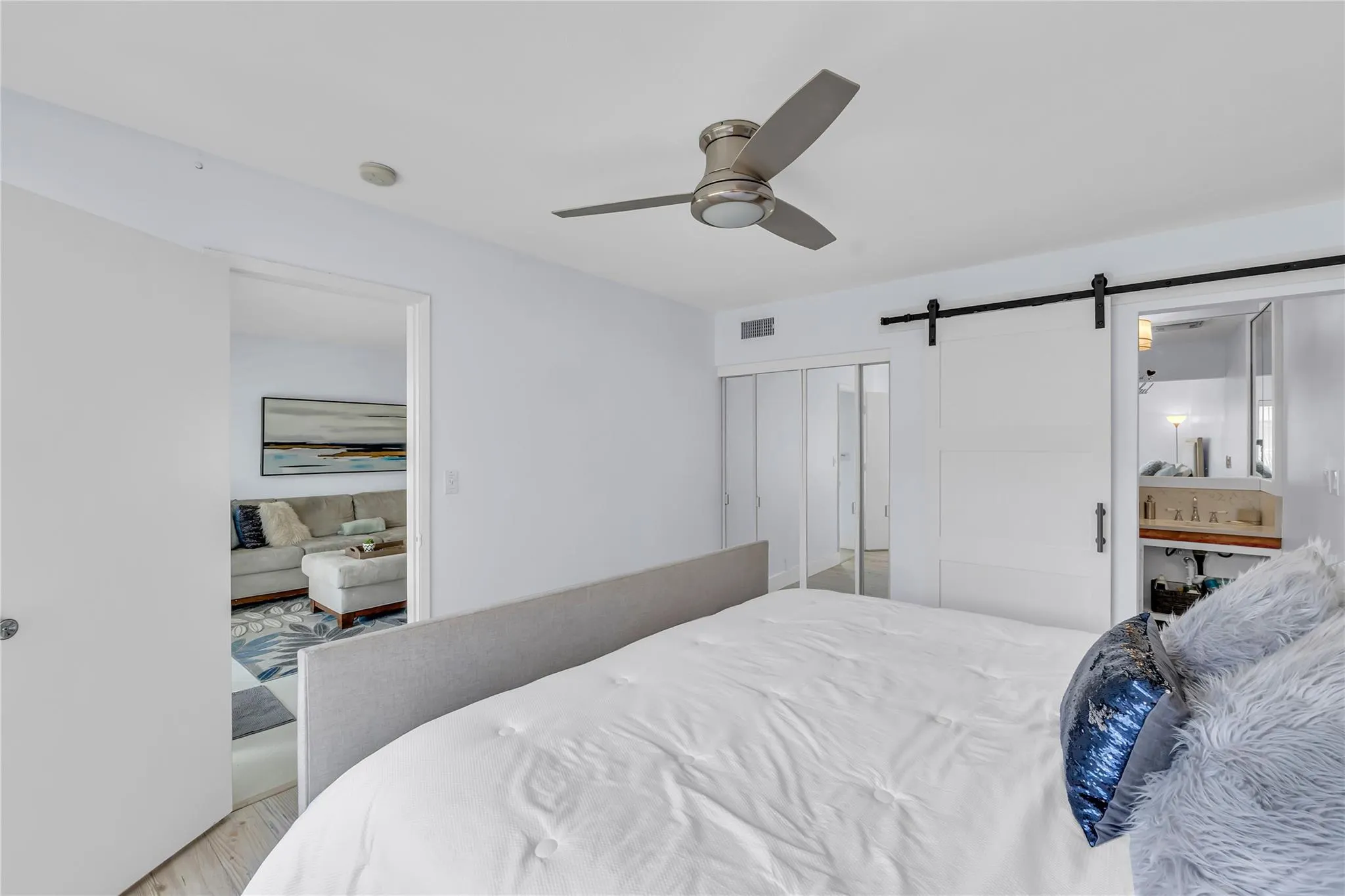 1198 Hillsboro Mile, #212