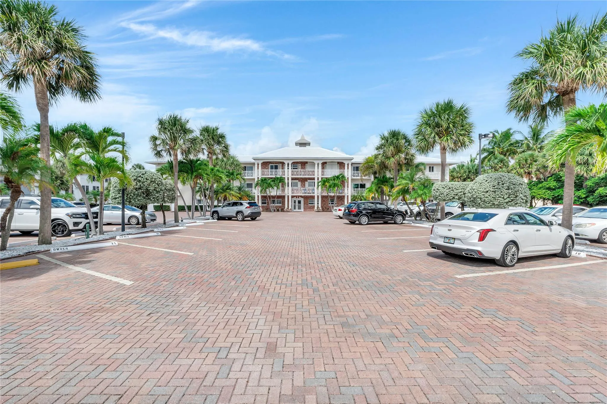 1198 Hillsboro Mile, #212