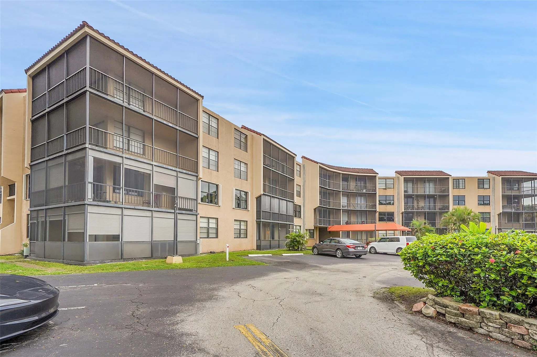 3900 N Hills Dr, #301