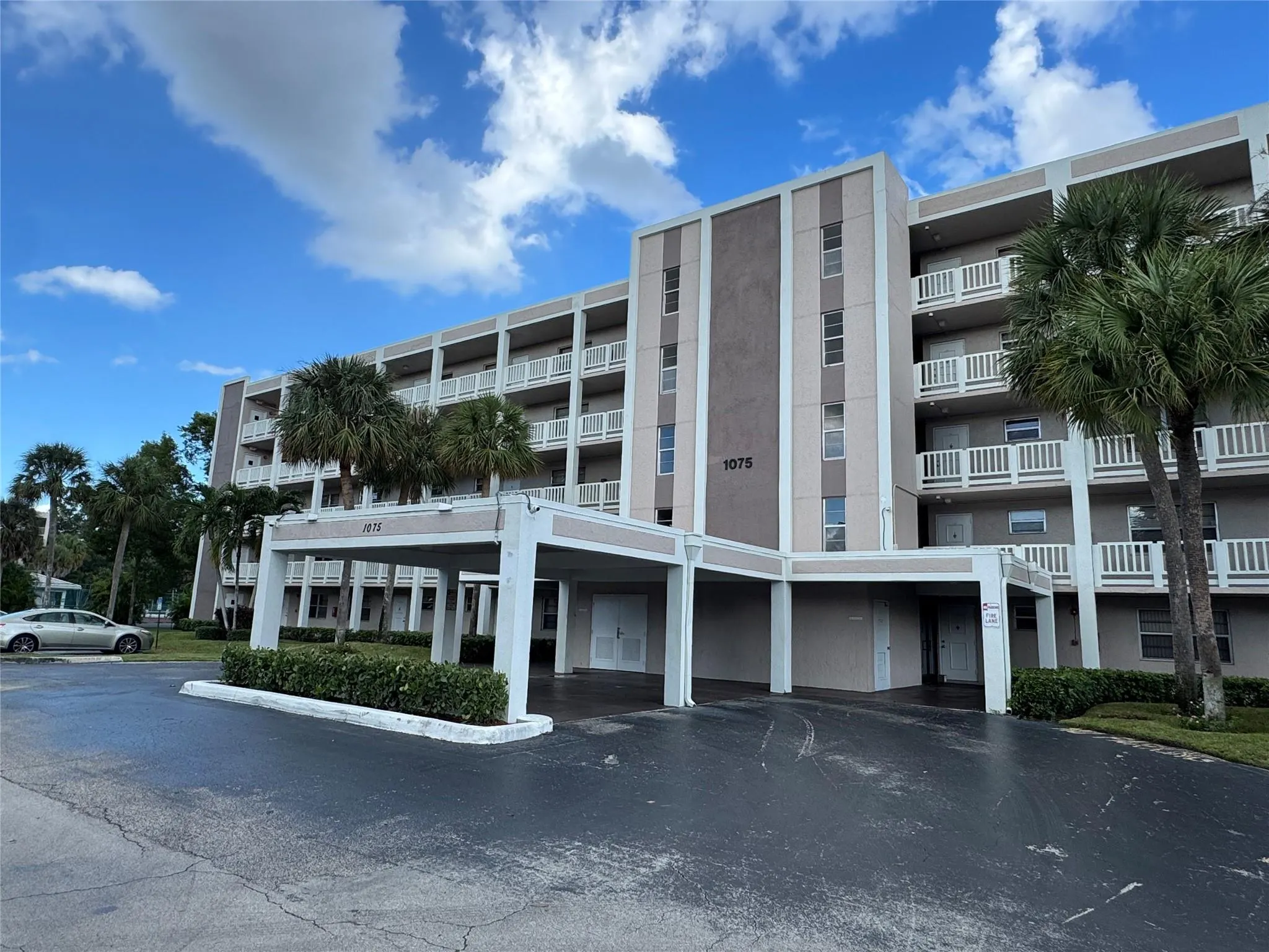 1075 Riverside Dr, #406