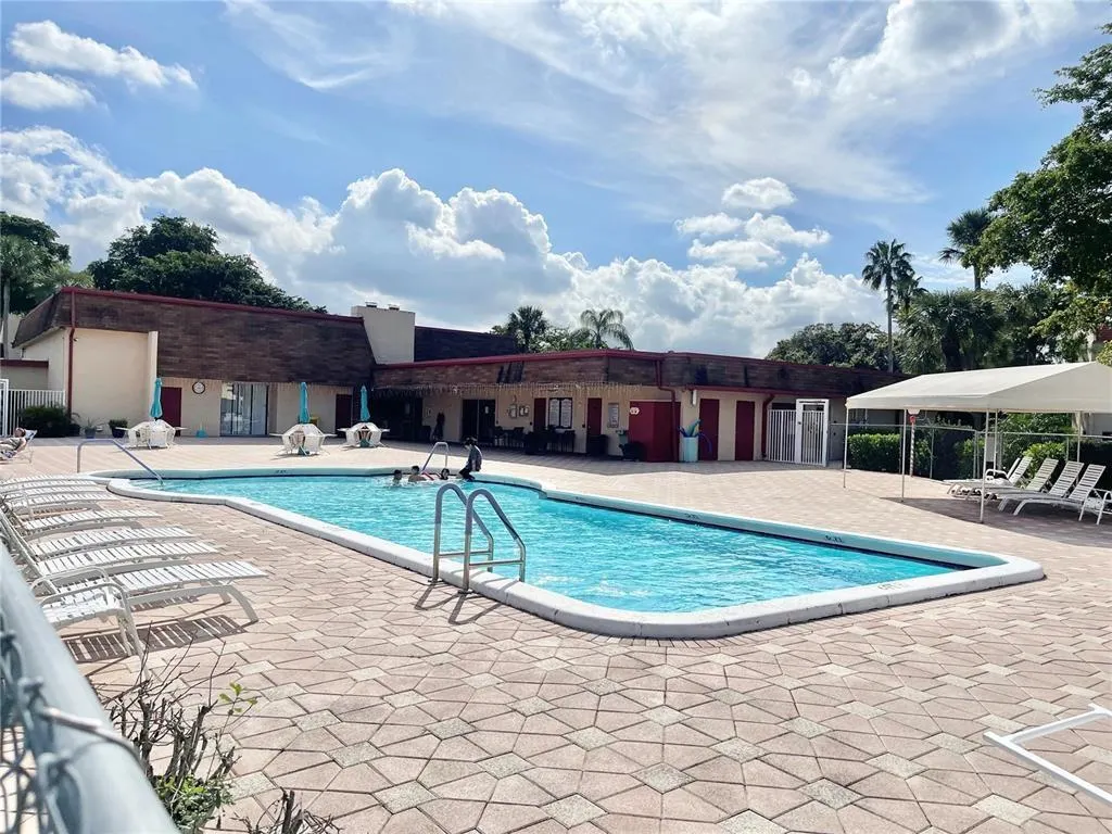 1005 Country Club Dr