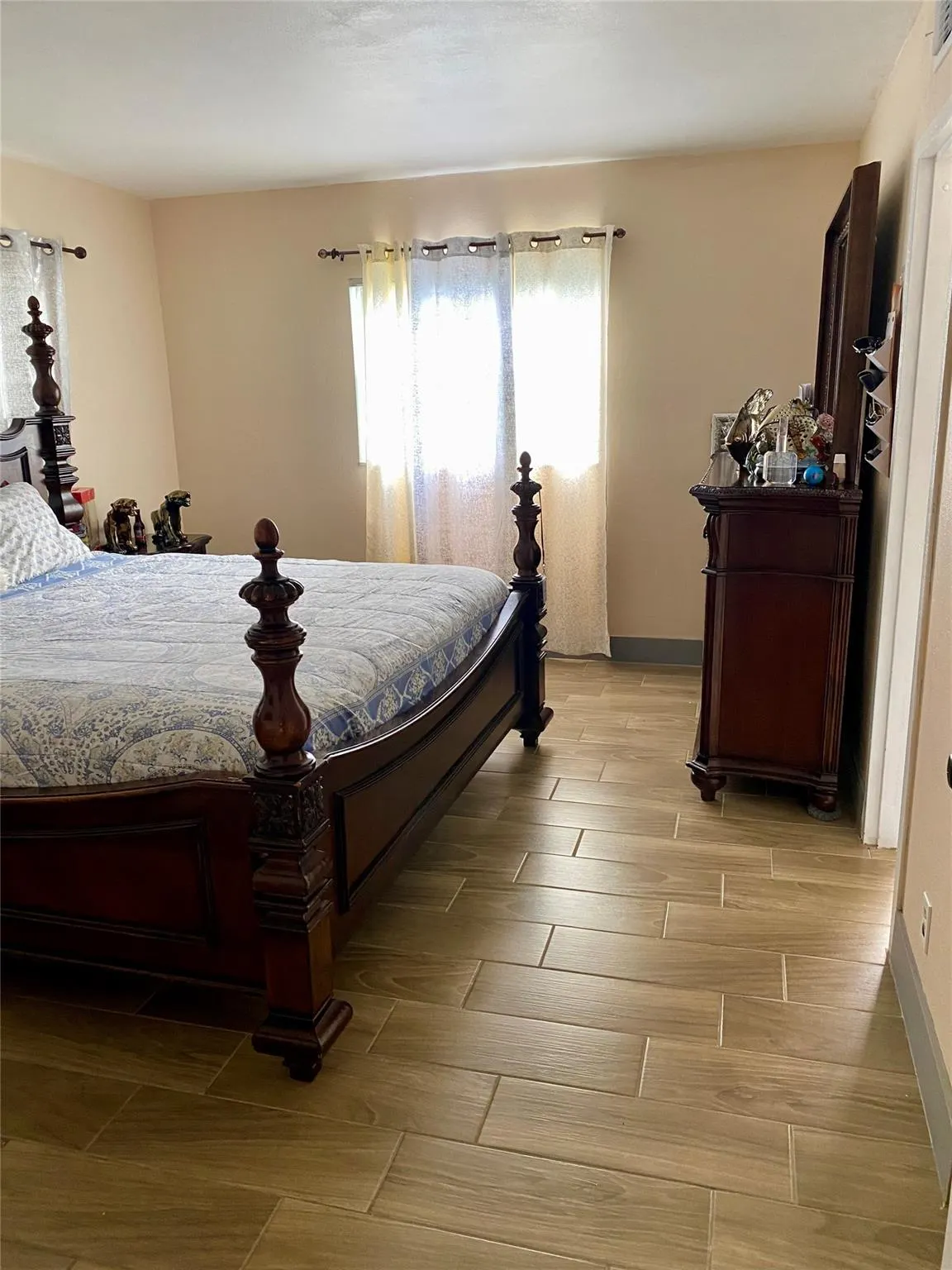 1005 Country Club Dr