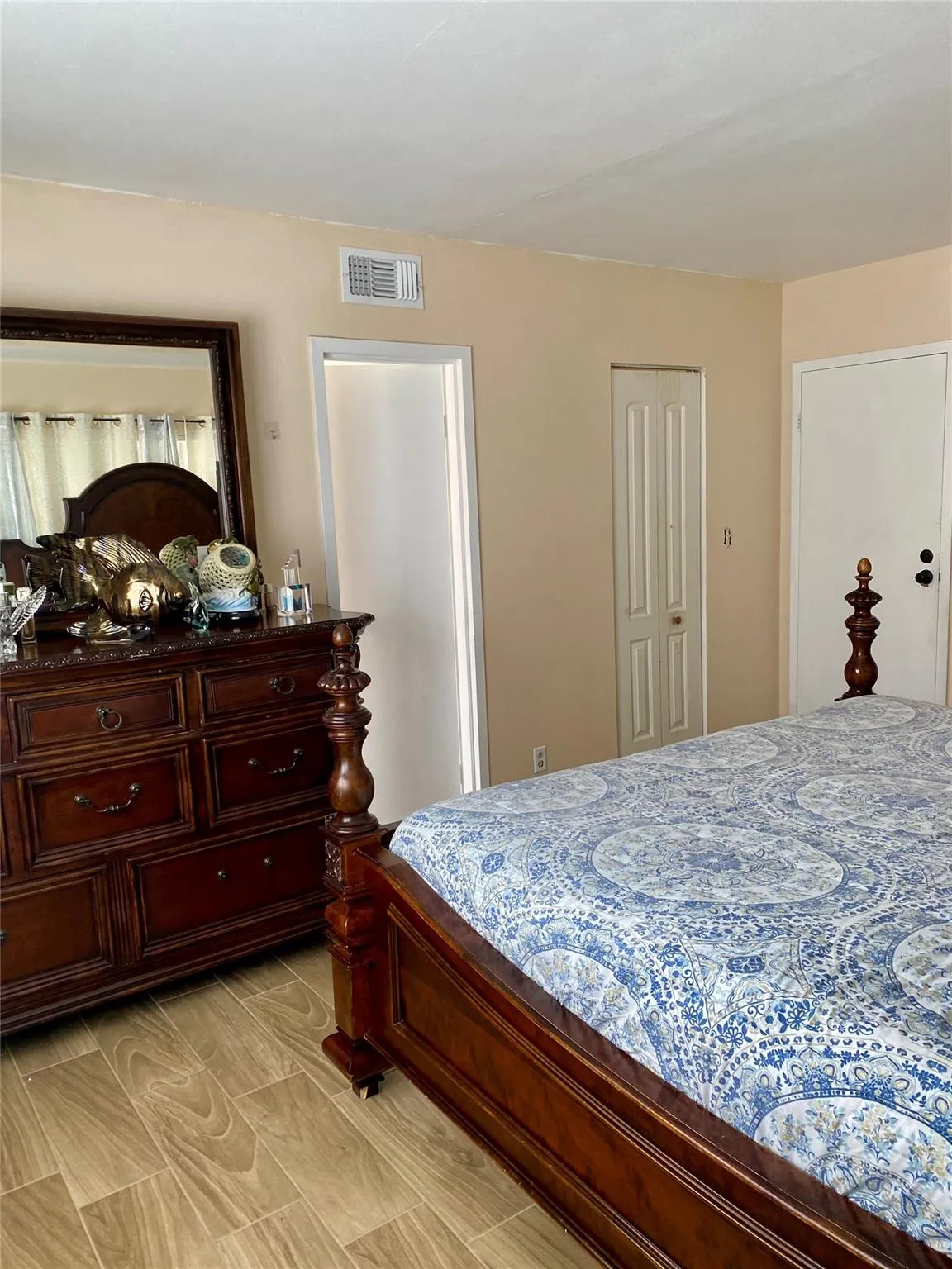 1005 Country Club Dr