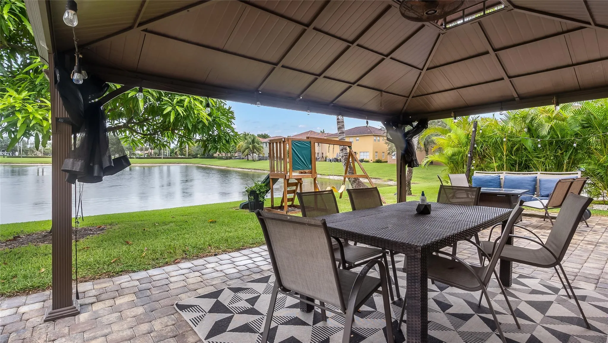 556 Cresta Cir
