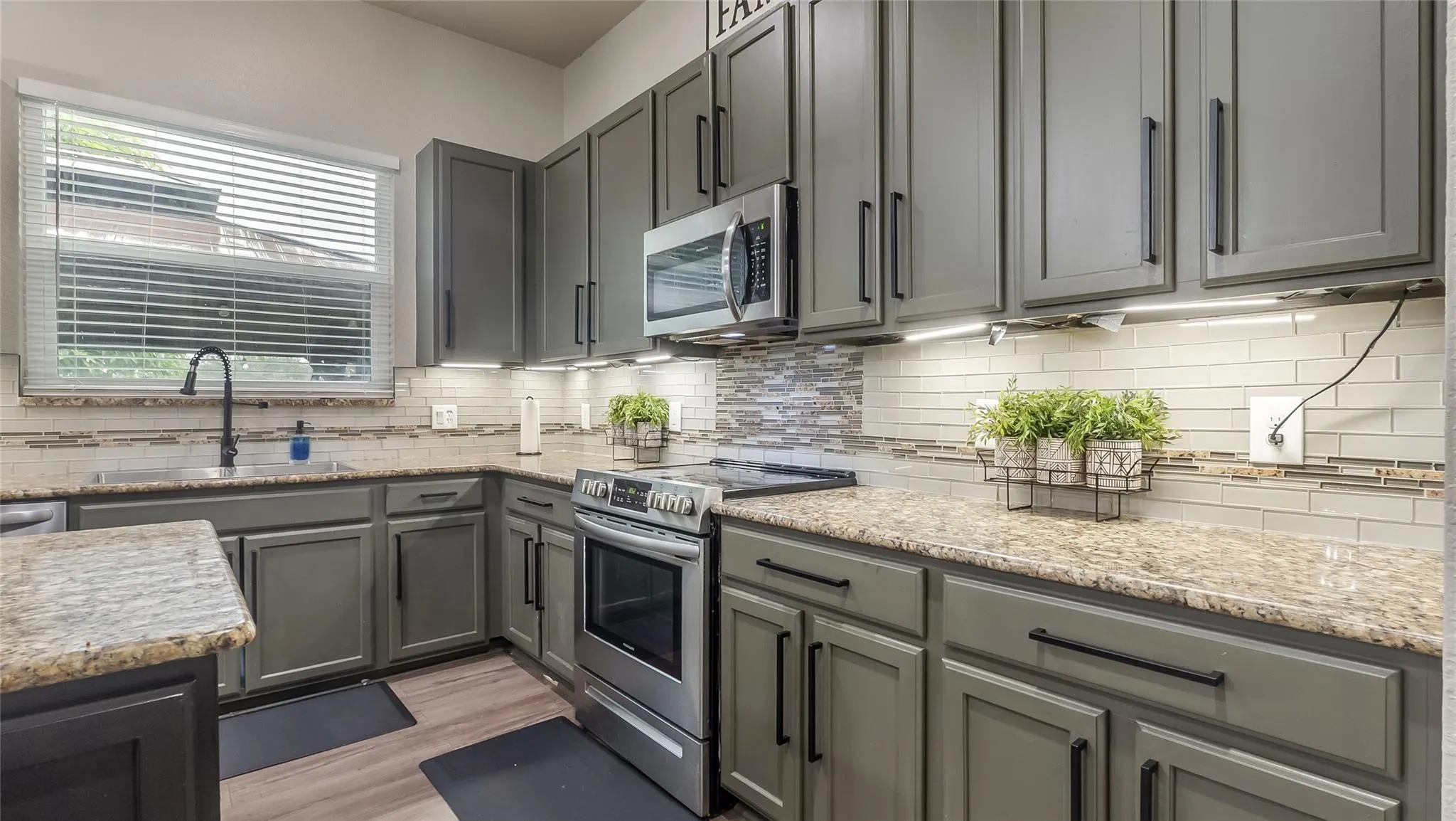 556 Cresta Cir