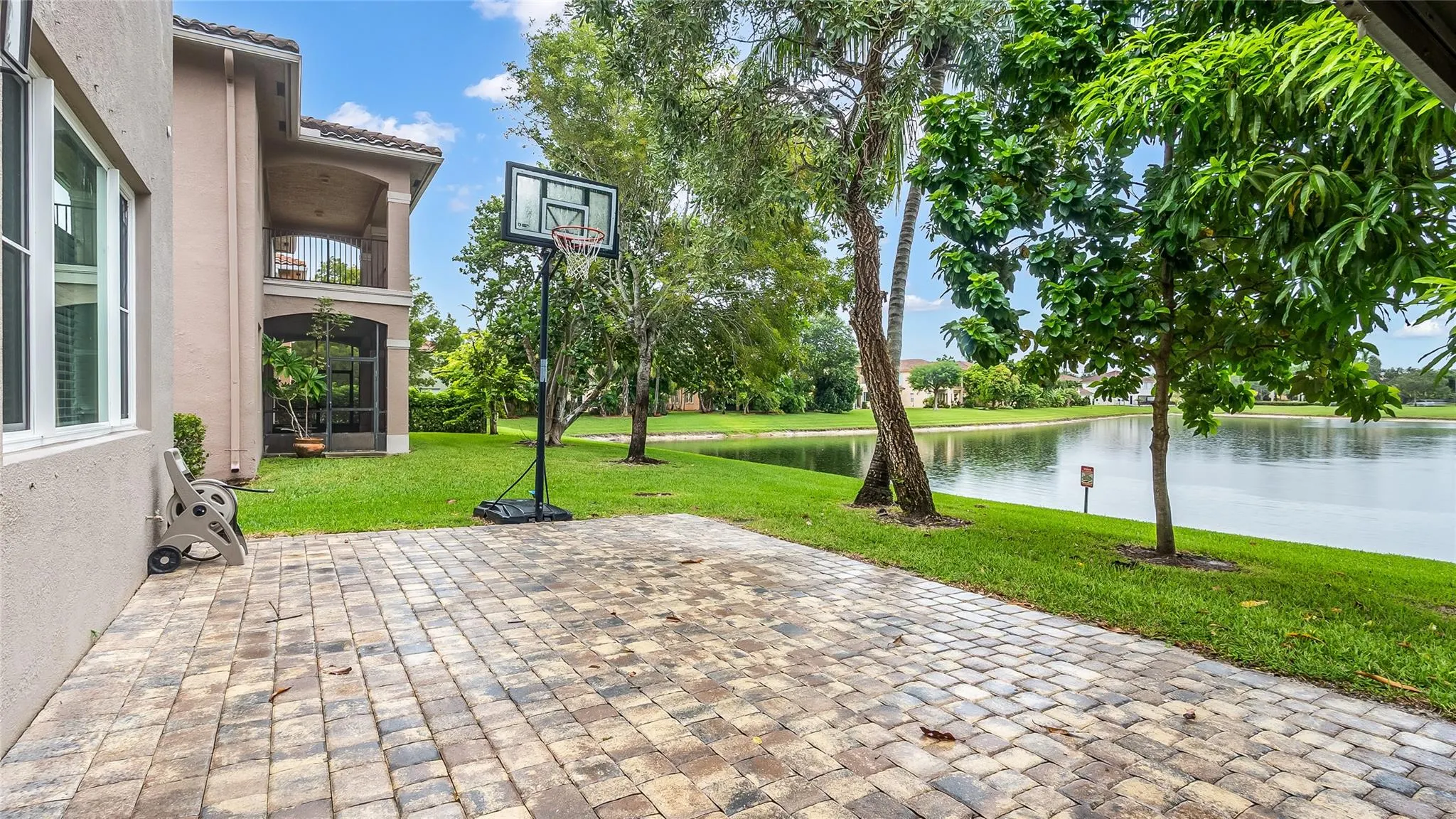 556 Cresta Cir