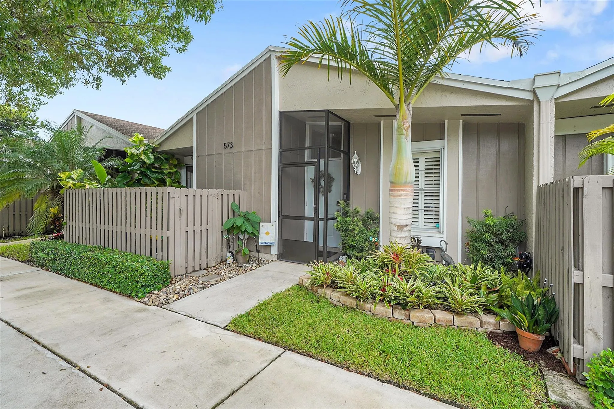 573 Woodgate Cir