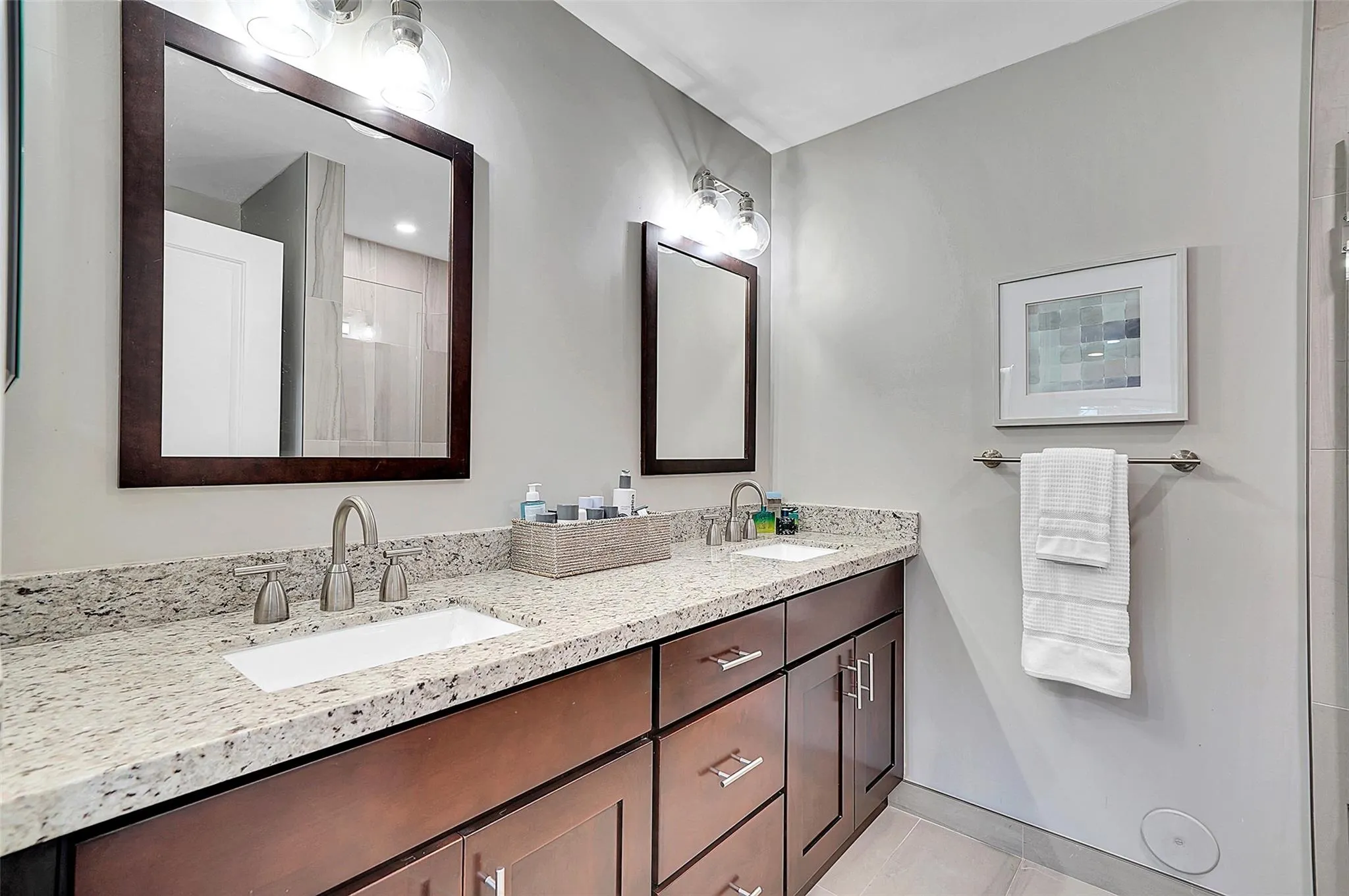573 Woodgate Cir