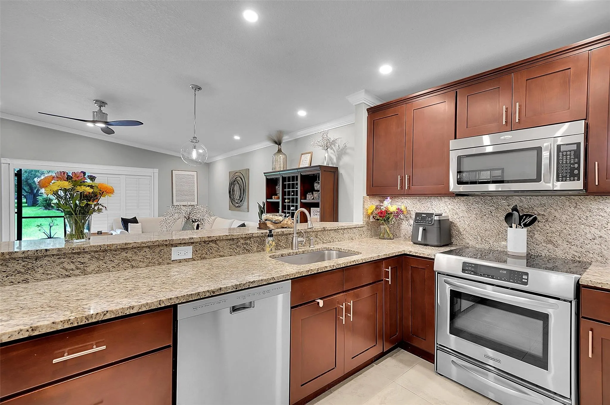 573 Woodgate Cir