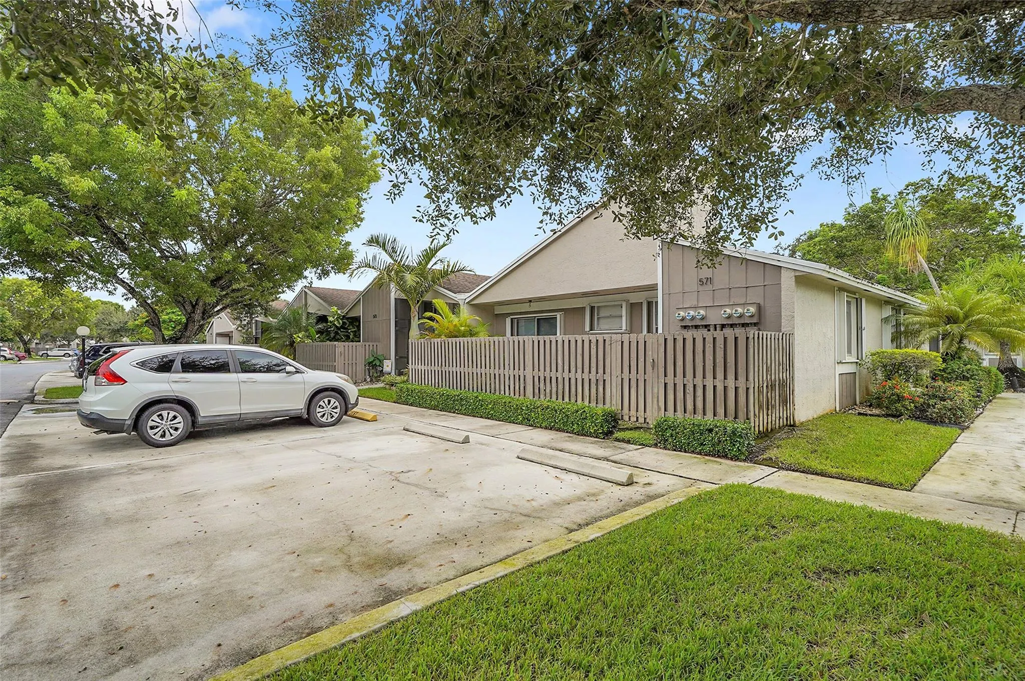 573 Woodgate Cir