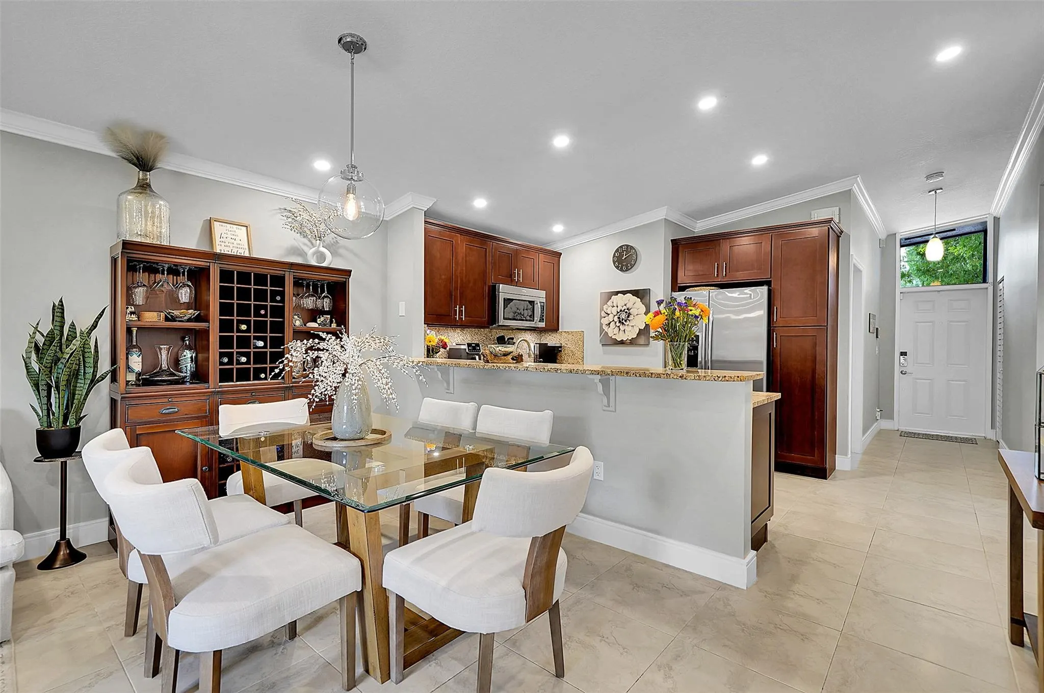 573 Woodgate Cir