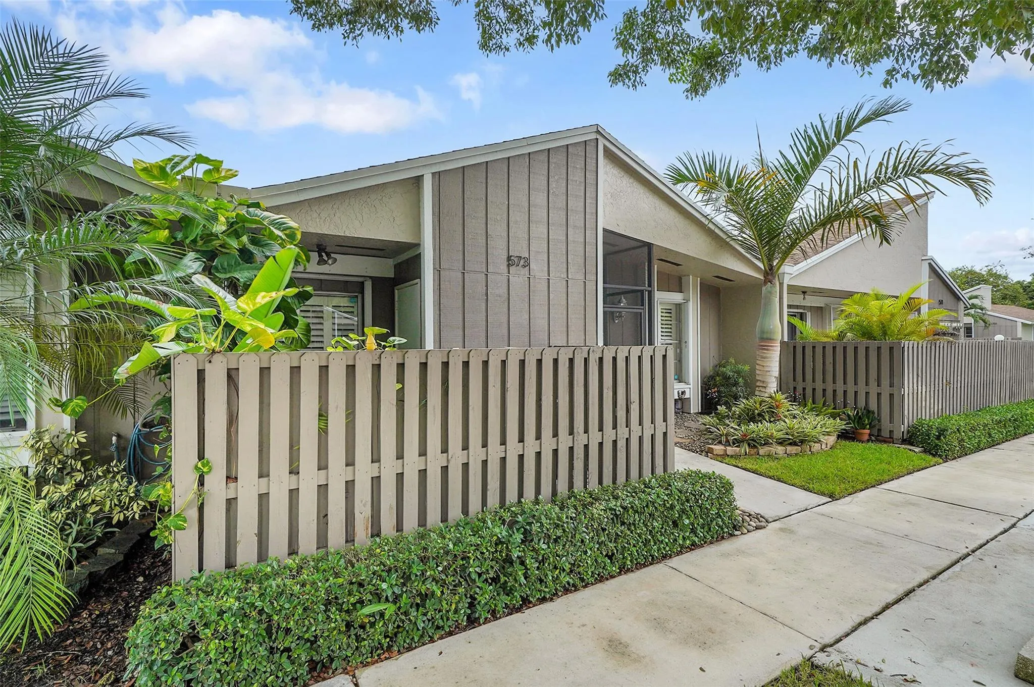 573 Woodgate Cir