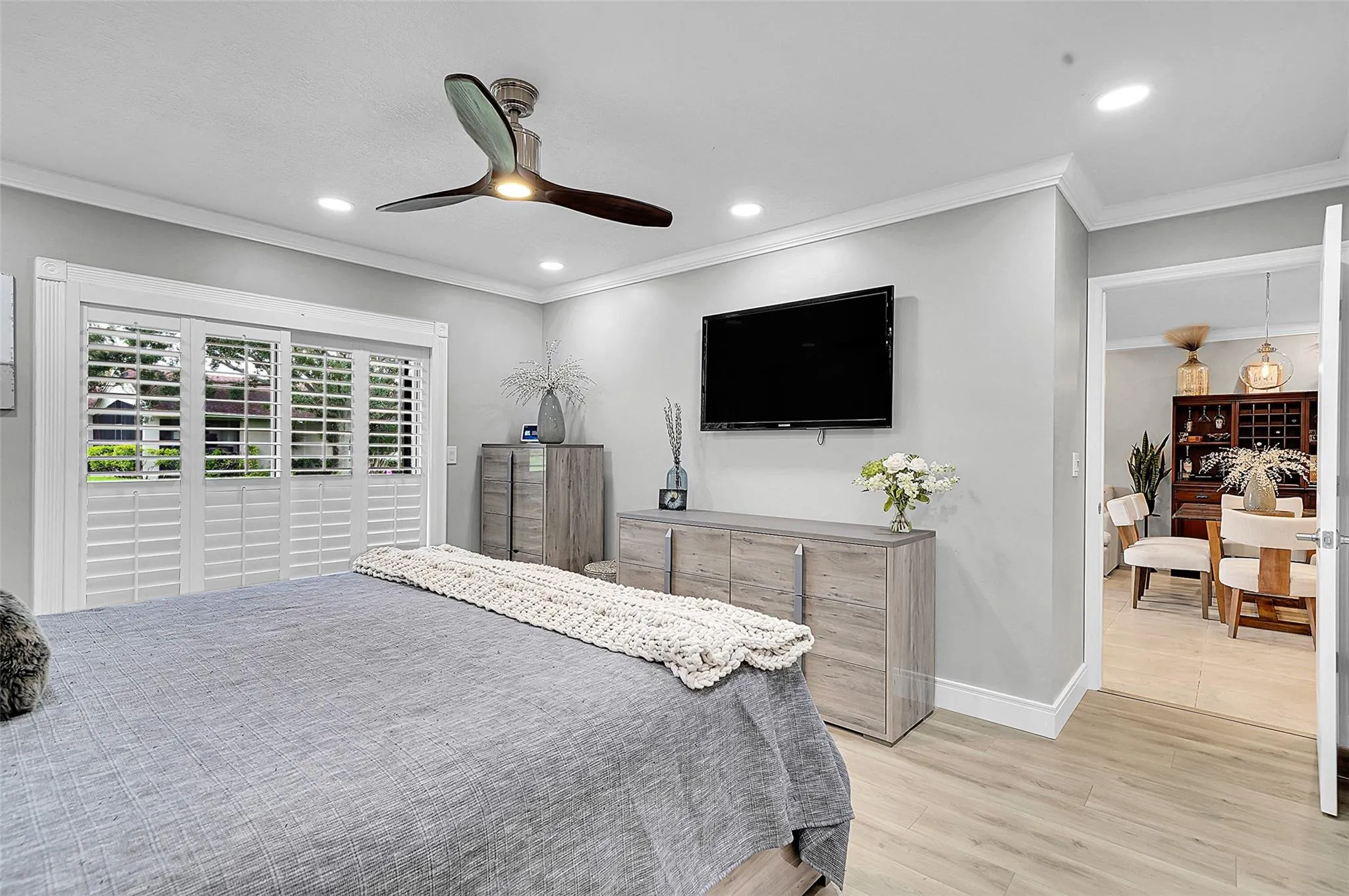 573 Woodgate Cir