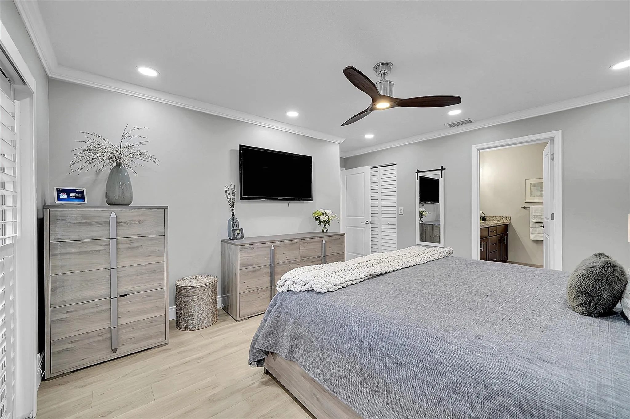 573 Woodgate Cir
