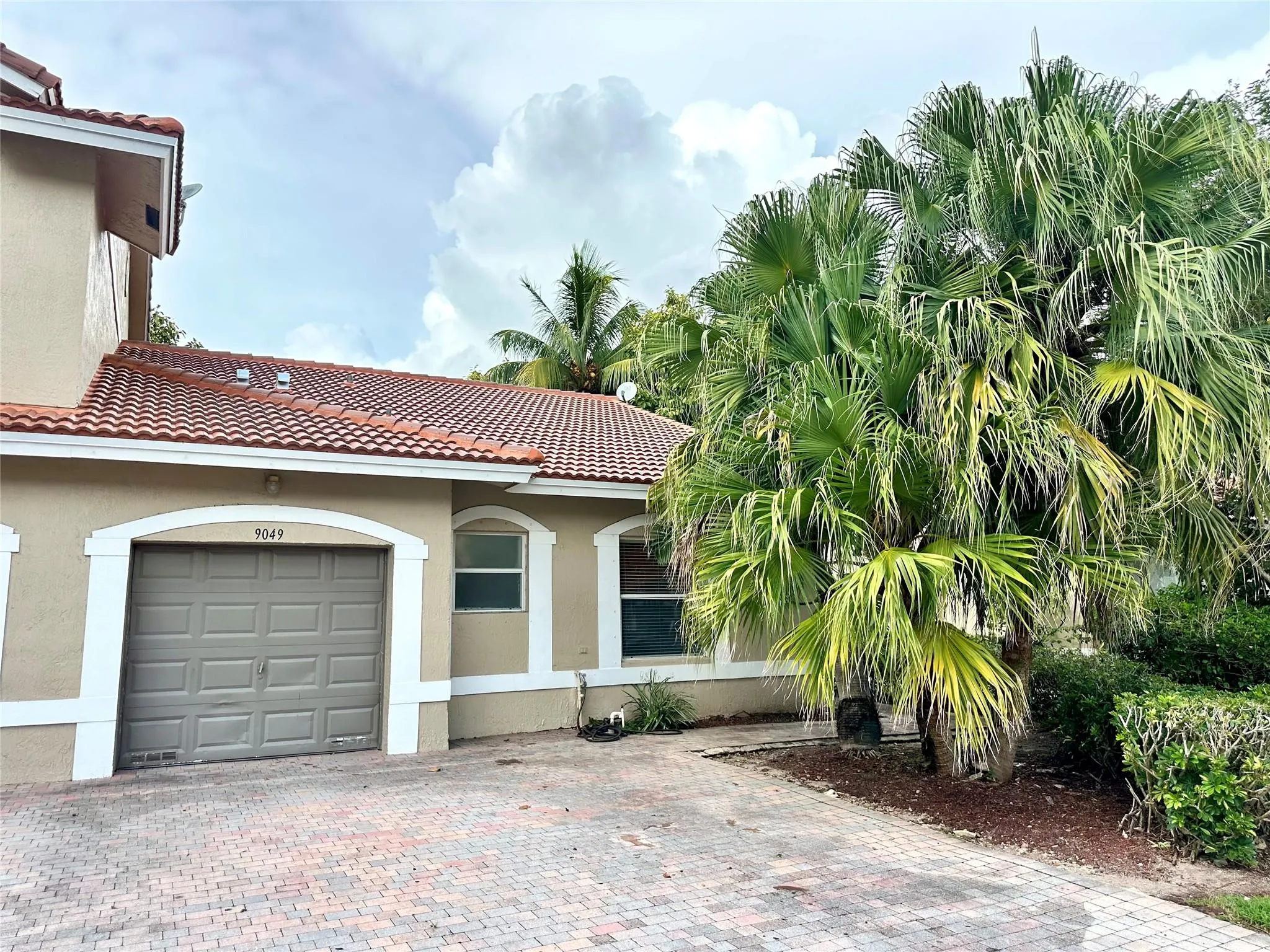 9049 NW 54th St