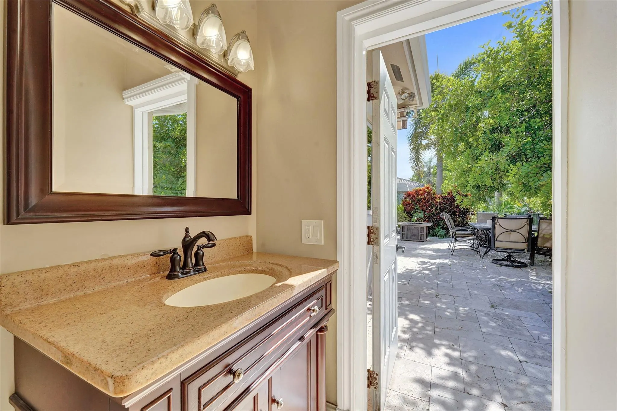 4869 Kensington Cir