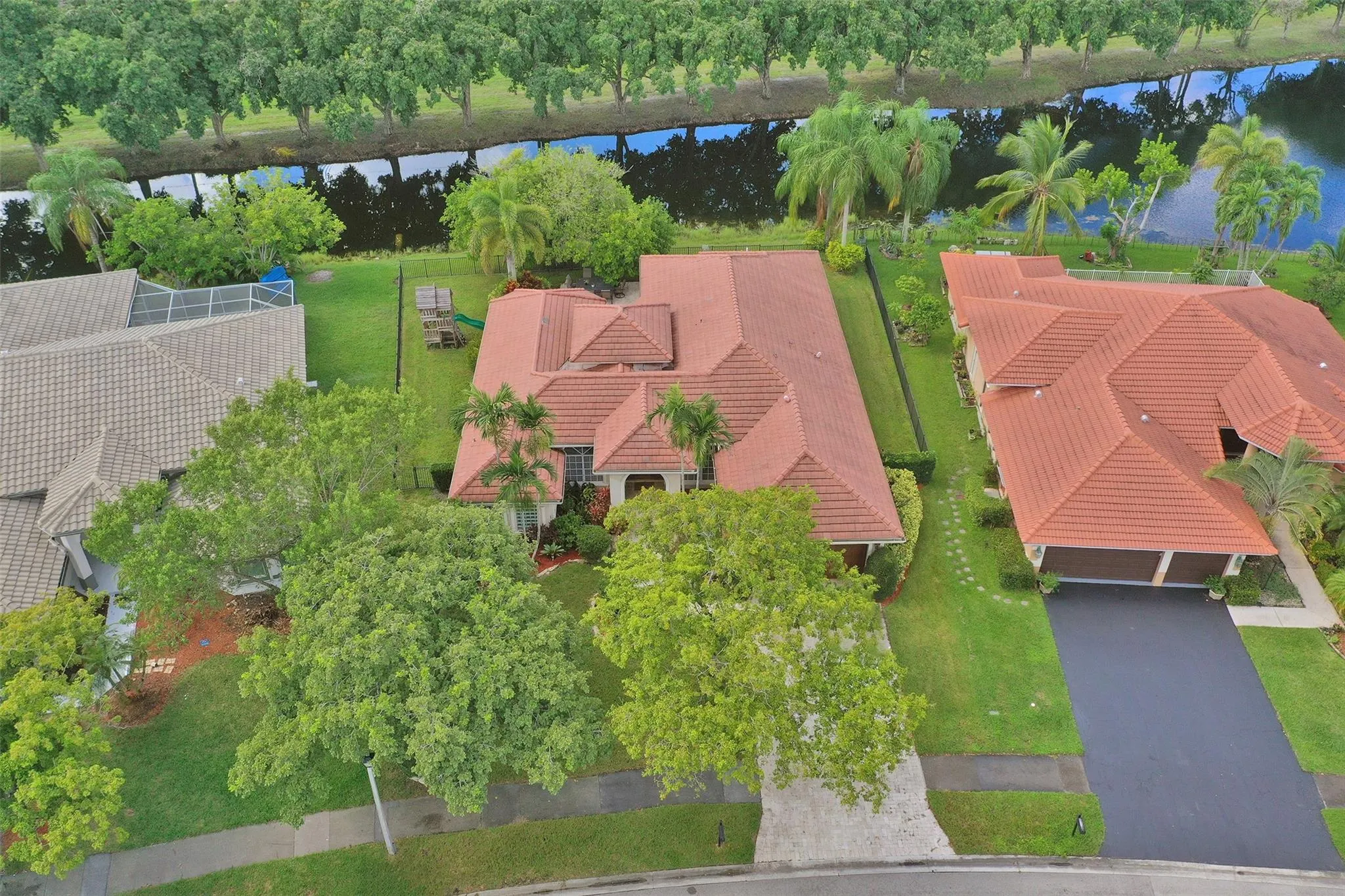 4869 Kensington Cir