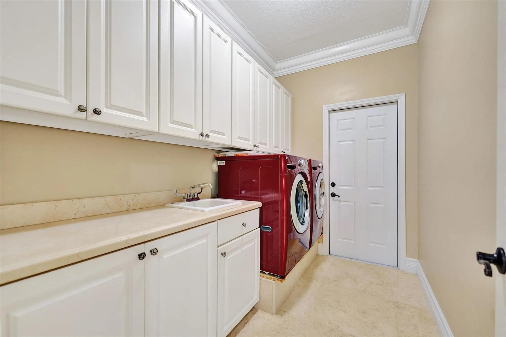 4869 Kensington Cir
