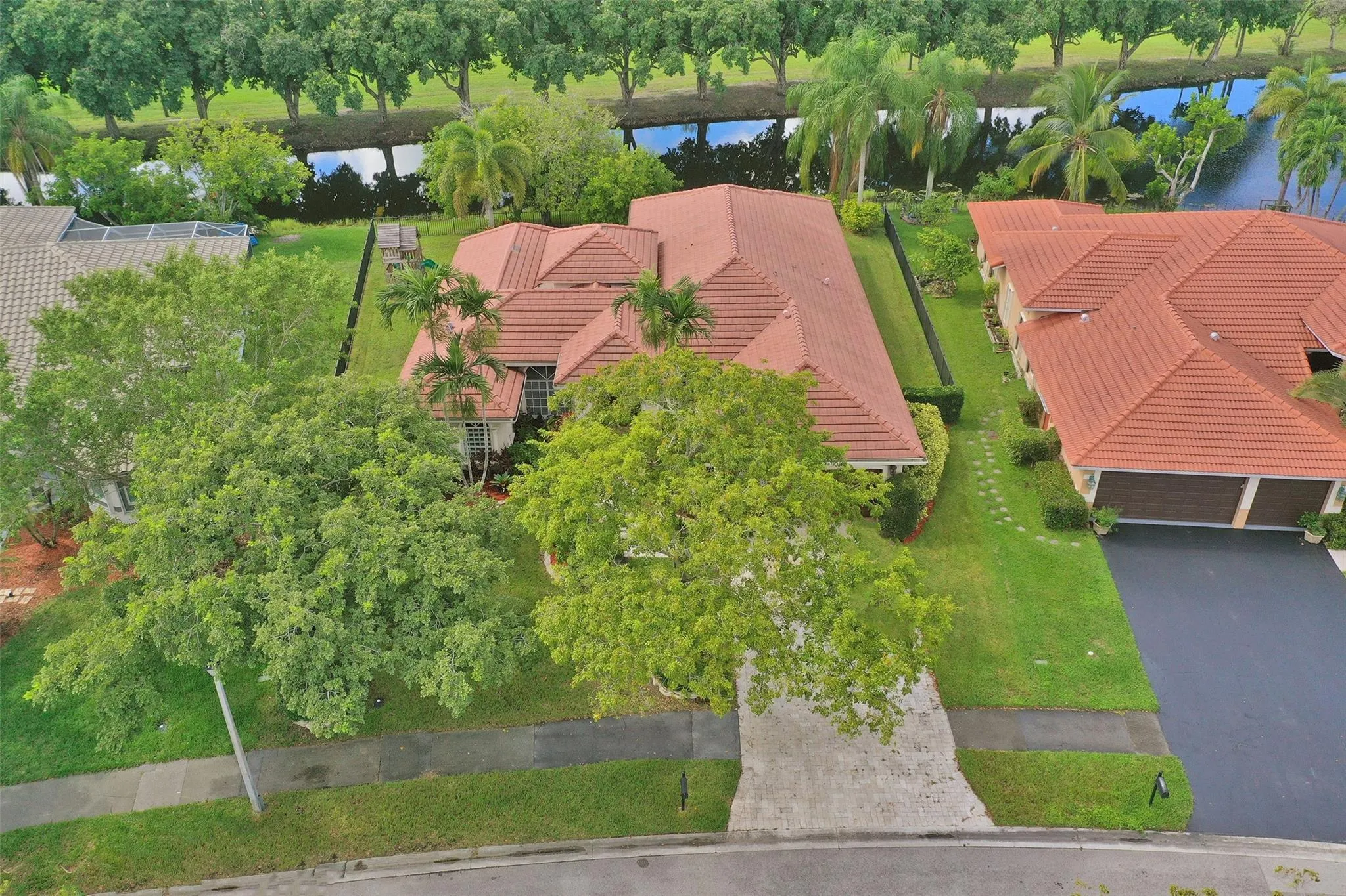 4869 Kensington Cir