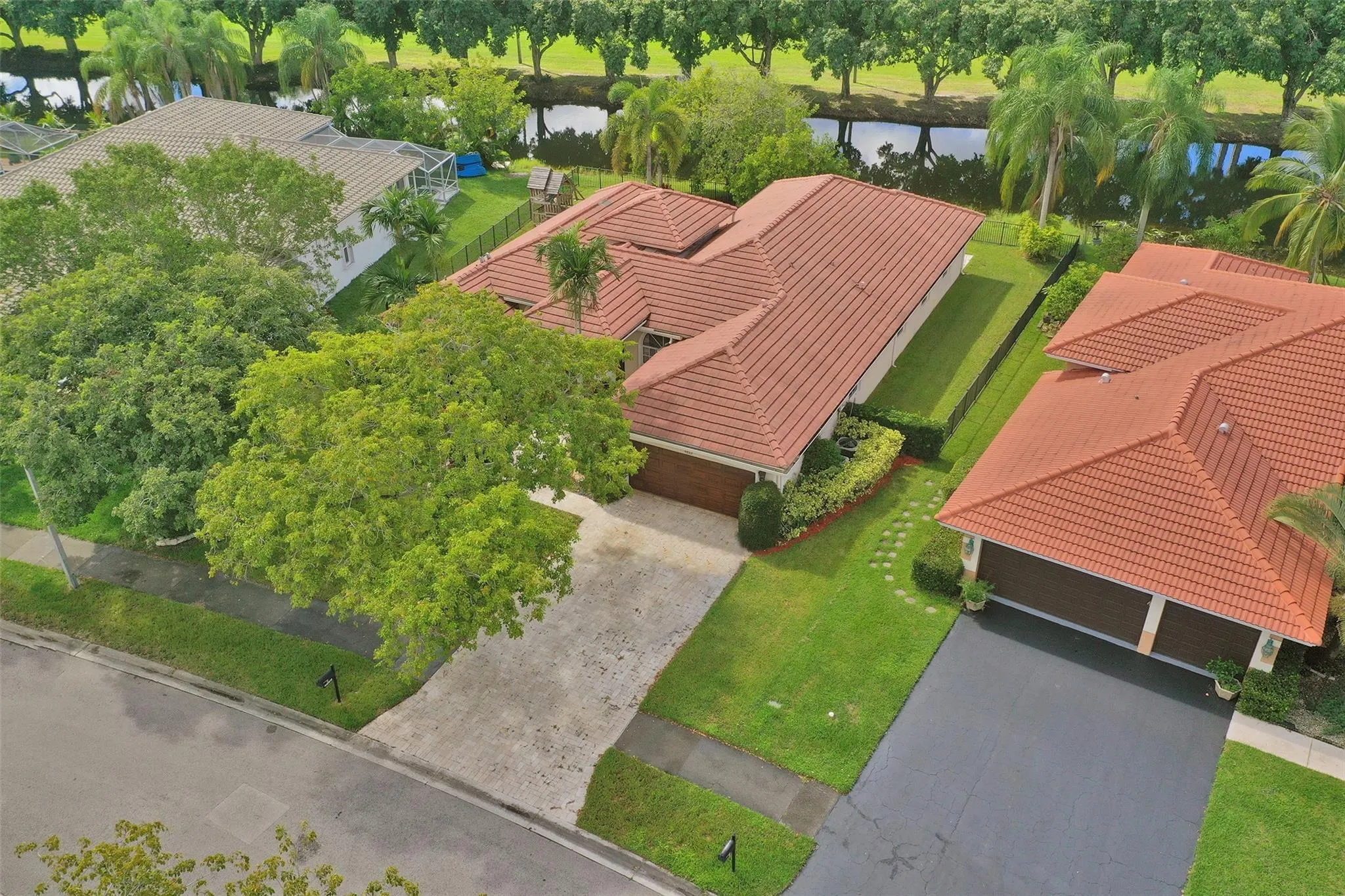 4869 Kensington Cir