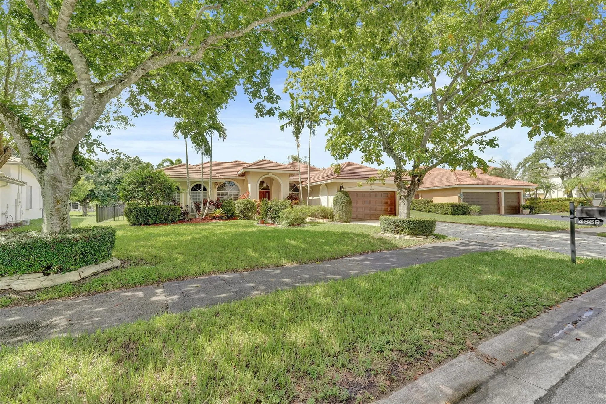 4869 Kensington Cir