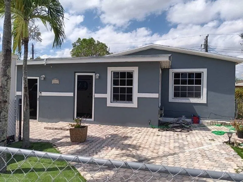 2215 NW 9th Ct