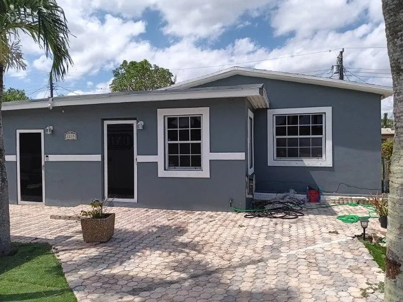 2215 NW 9th Ct