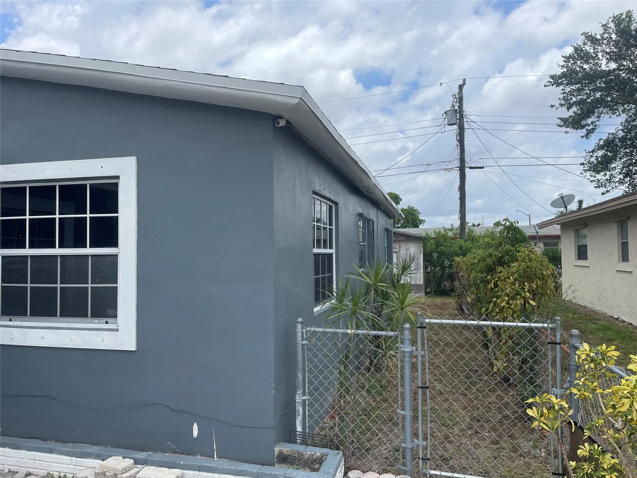 2215 NW 9th Ct