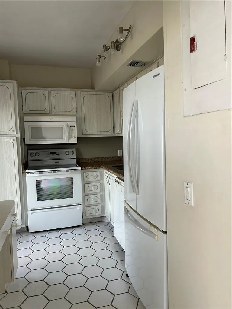 3300 N Palm Aire Dr, #808
