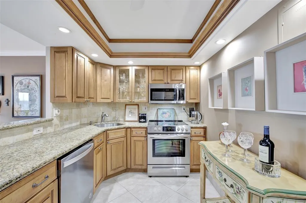 3233 NE 34th St, #505