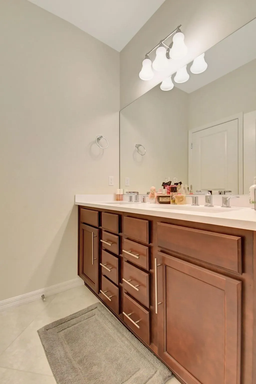 1105 Banyan Dr