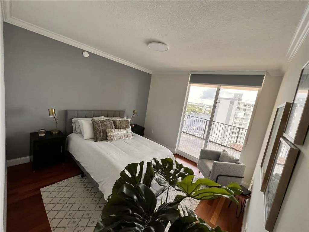100 S Birch Rd, #1403