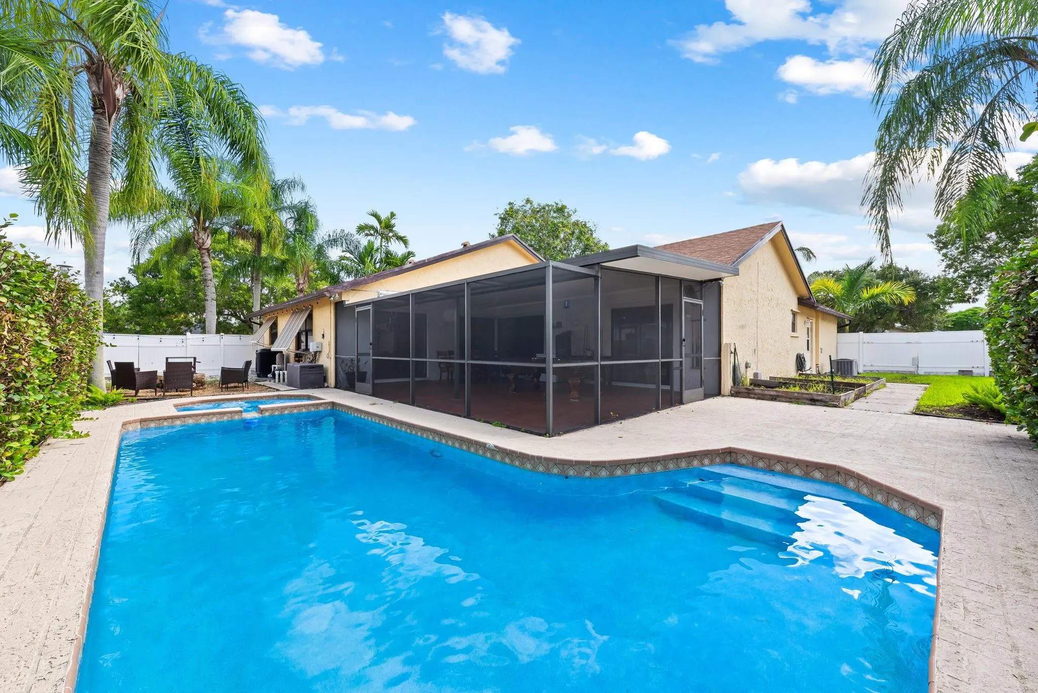 563 SW 169th Ave