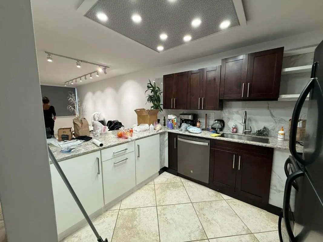 2741 Taft St, #401
