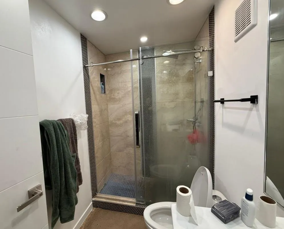 2741 Taft St, #401