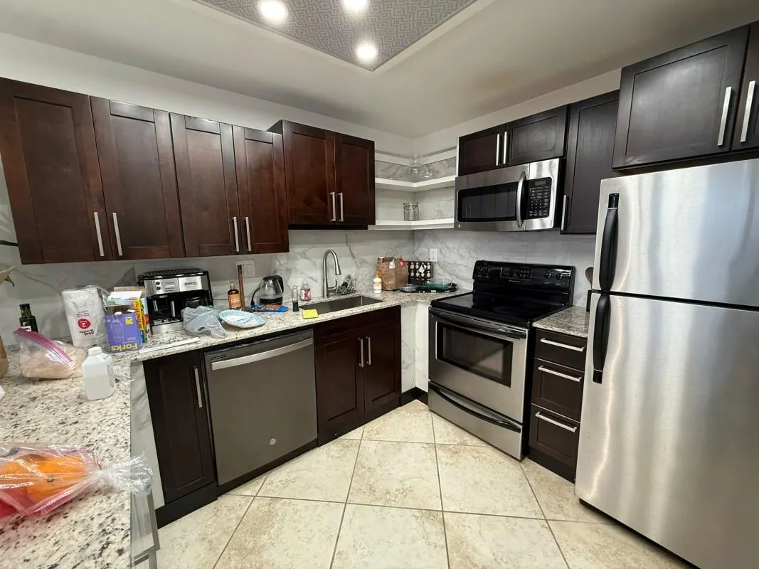 2741 Taft St, #401