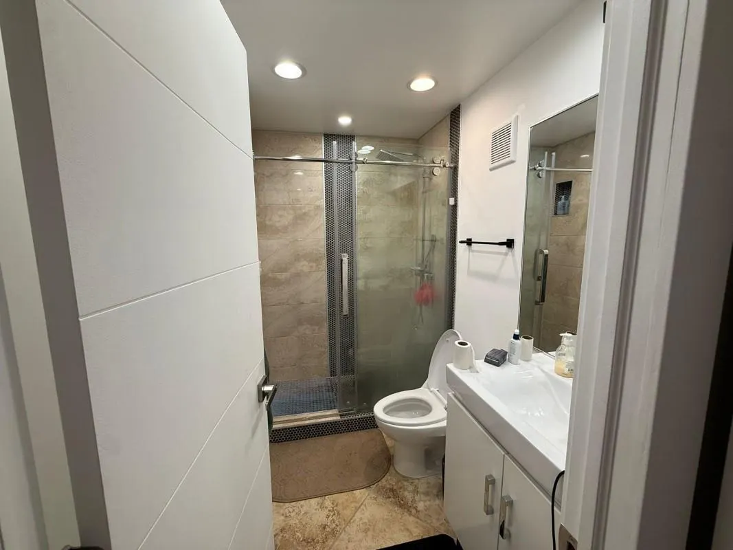 2741 Taft St, #401