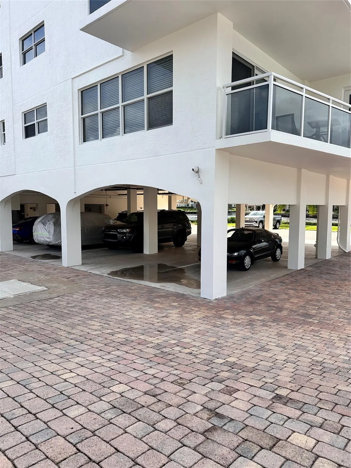 1160 Hillsboro Mile, #304