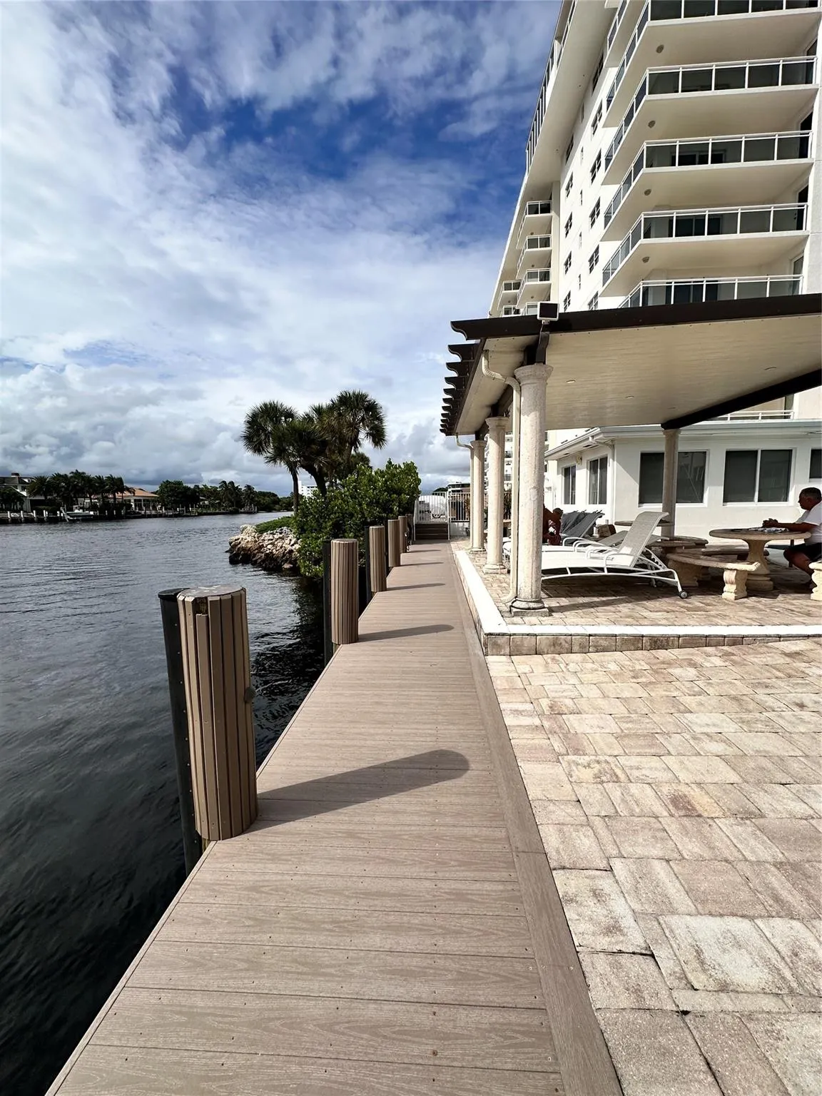 1160 Hillsboro Mile, #304