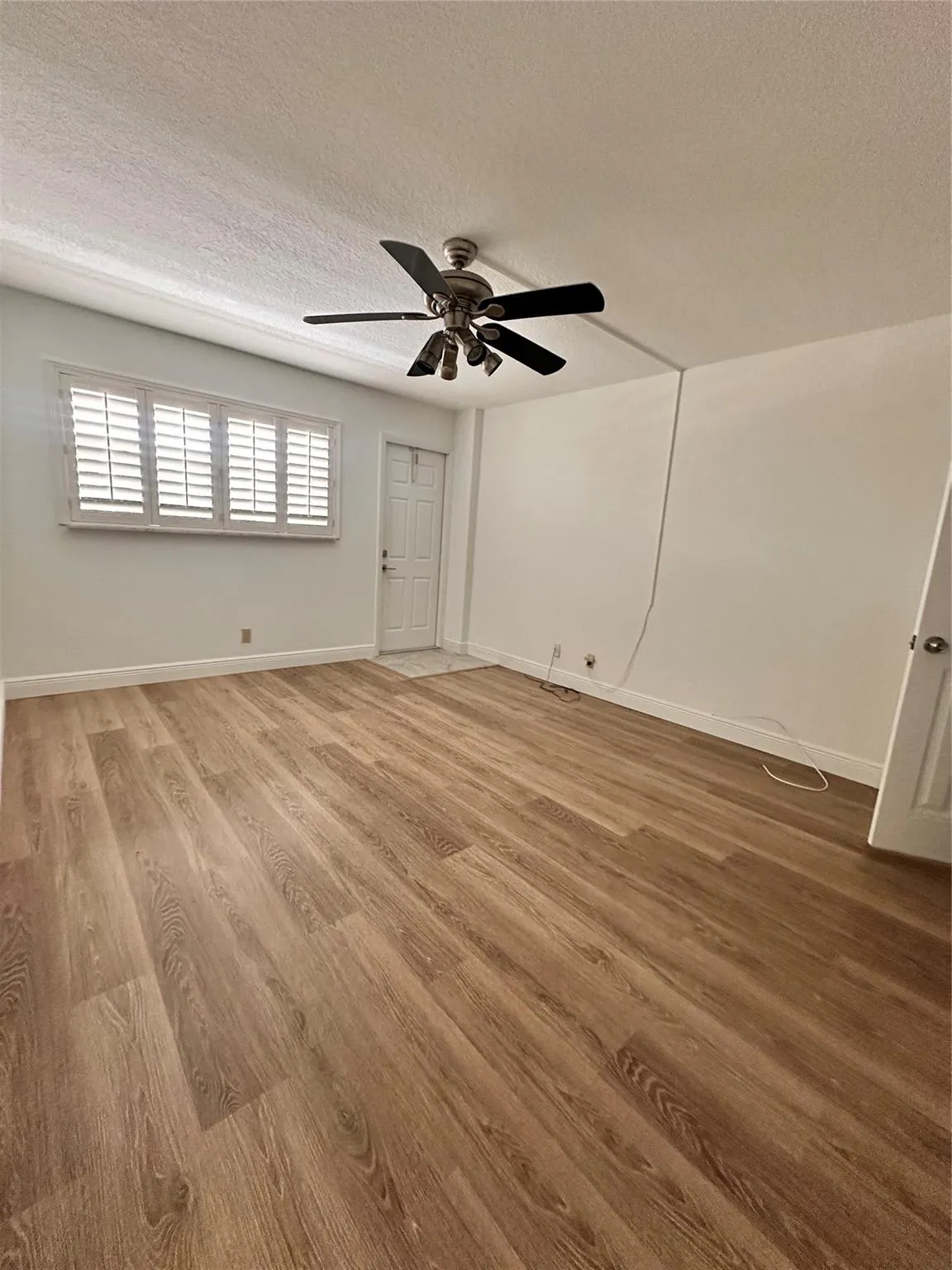 1160 Hillsboro Mile, #304