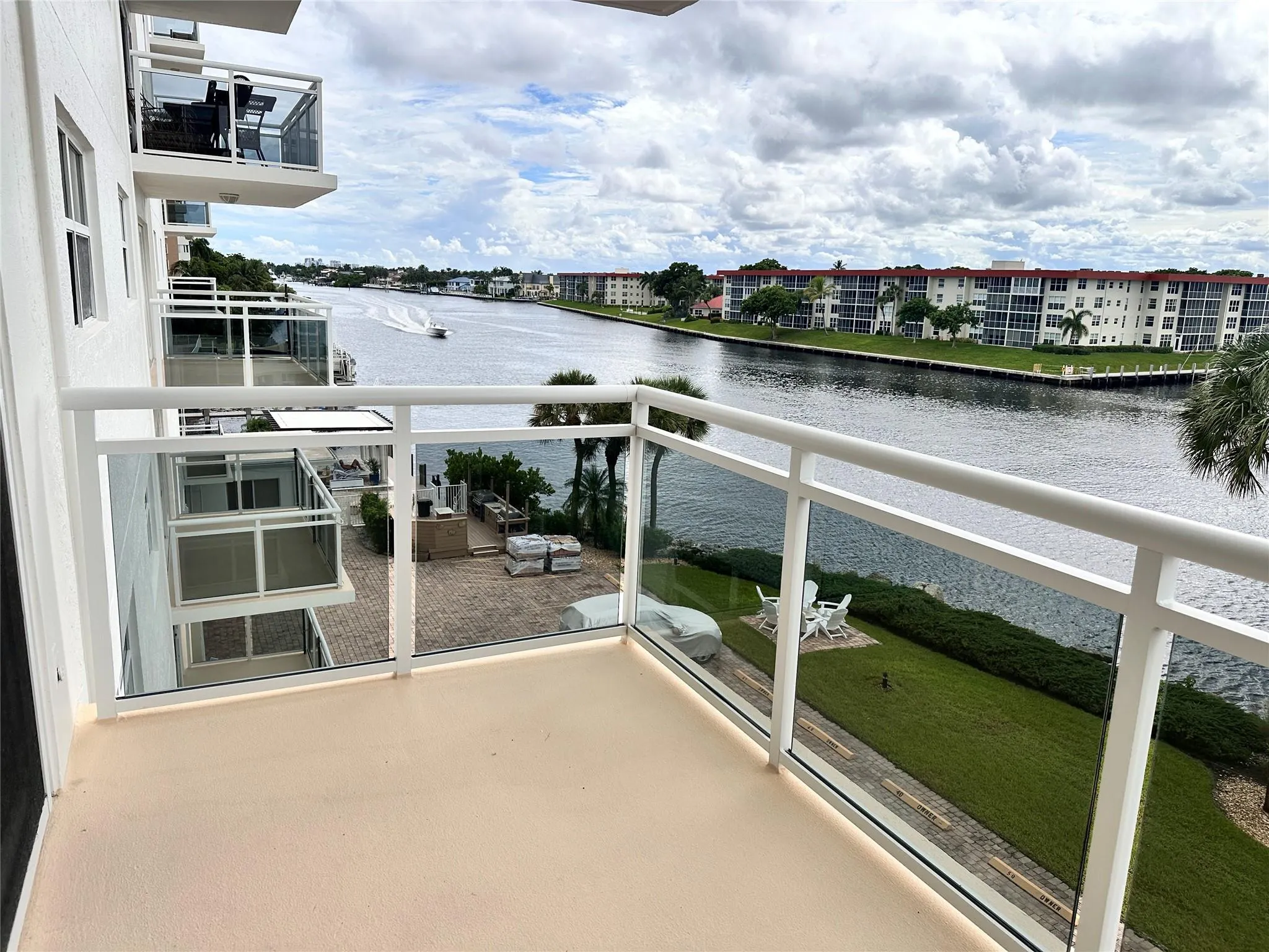1160 Hillsboro Mile, #304